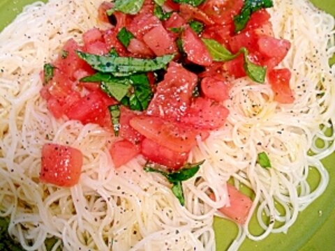 トマトとフレッシュバジルで作る素麺